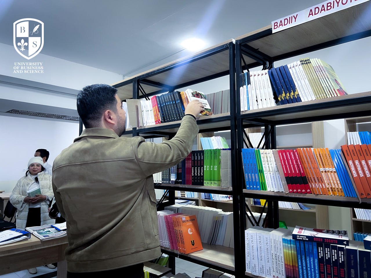 UBS talabalari kutubxonaga kitoblar sovg‘a qildi